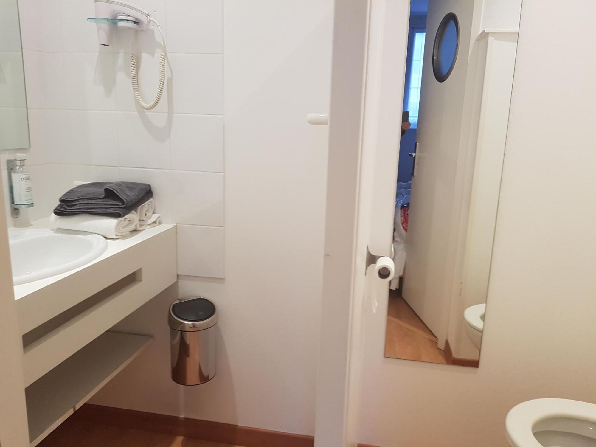 Hotel La Marine, Vieux Port La Rochelle  Rom bilde