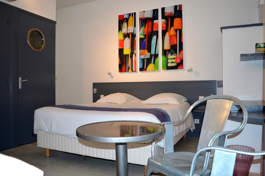 Hotel La Marine, Vieux Port La Rochelle  Rom bilde